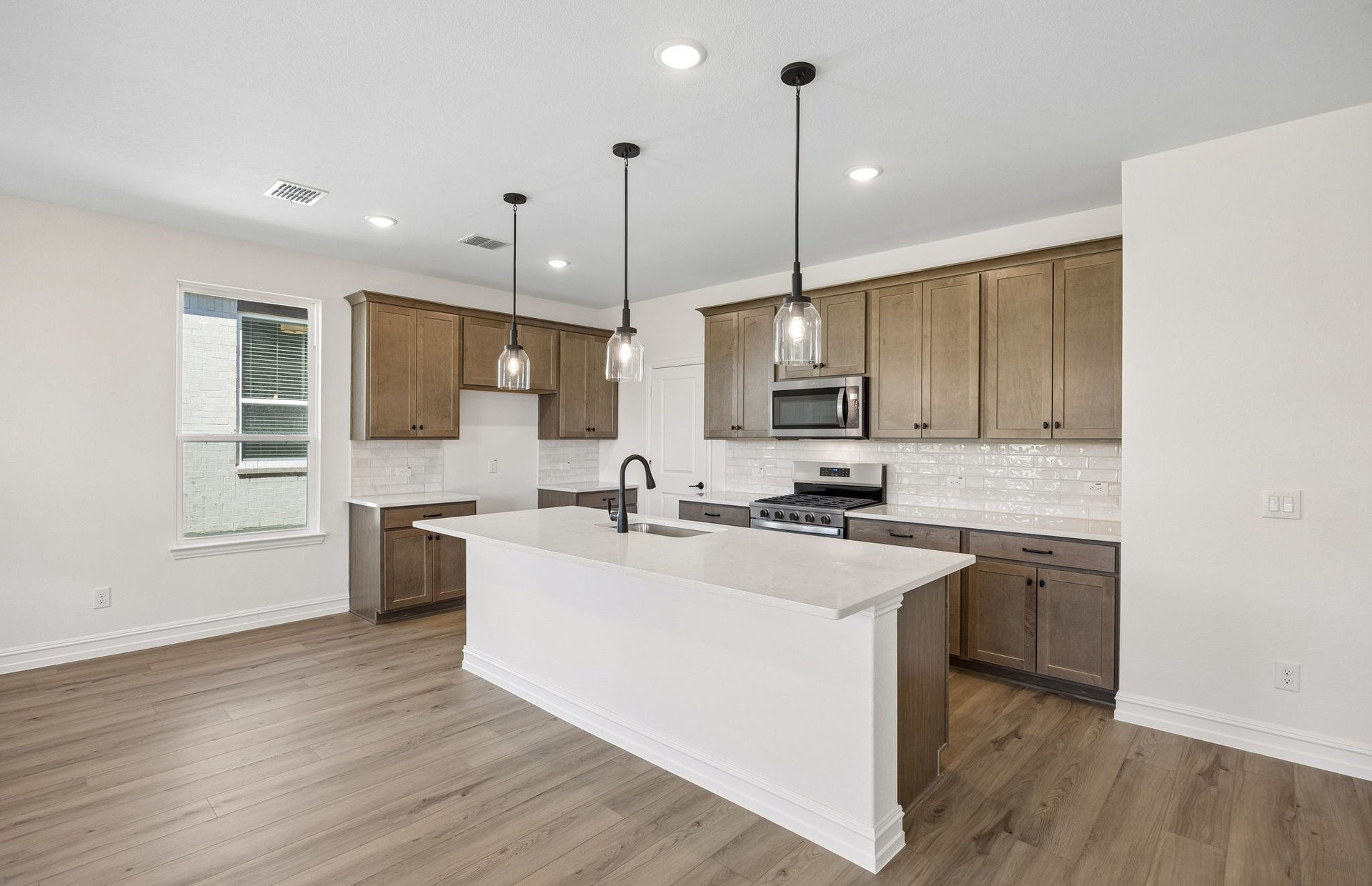 Albany at 425 Avian Way, Godley, Texas: photo 3