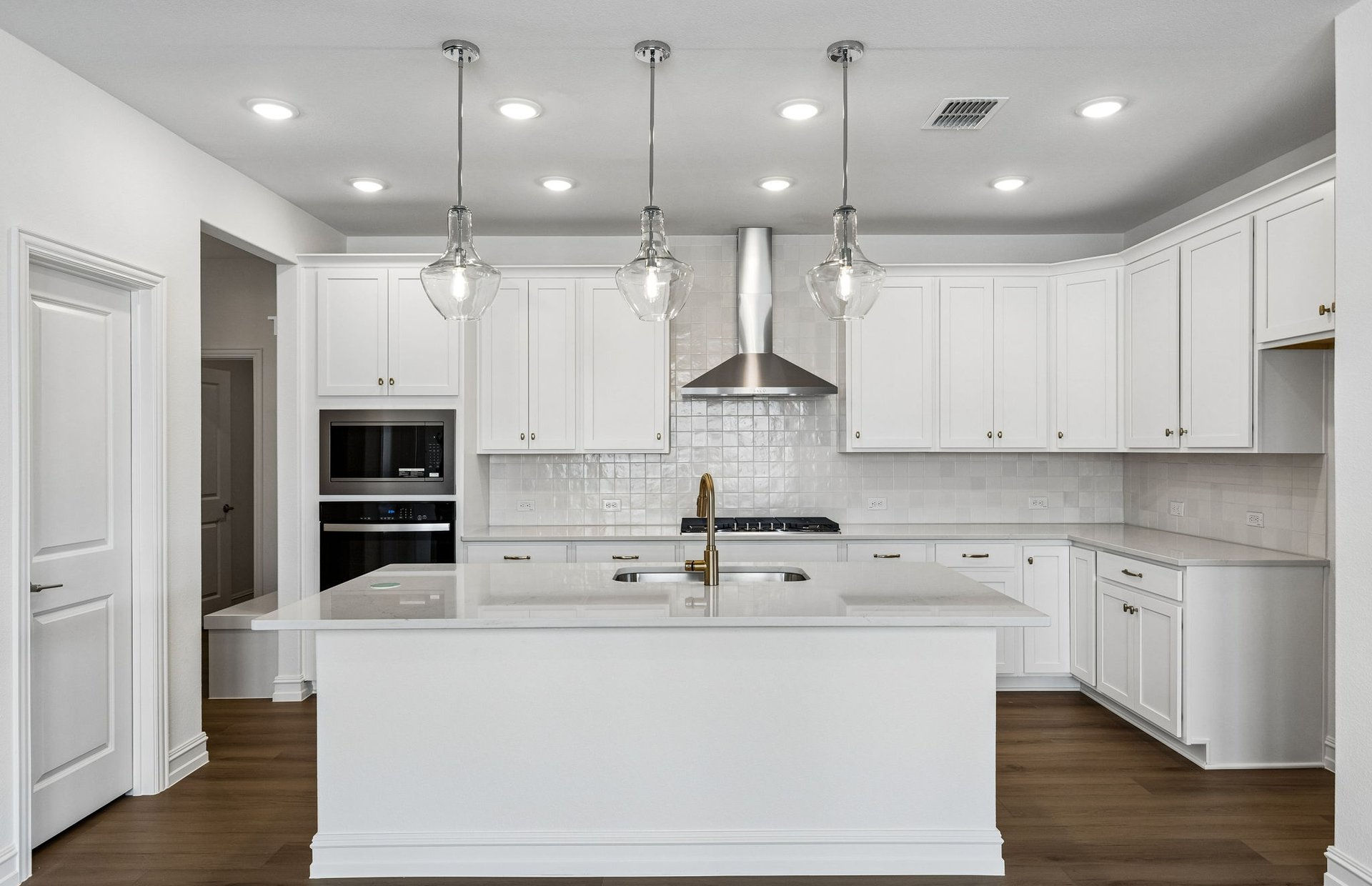 Riverdale at 5940 Merian Drive, Pilot Point, Texas: photo 3